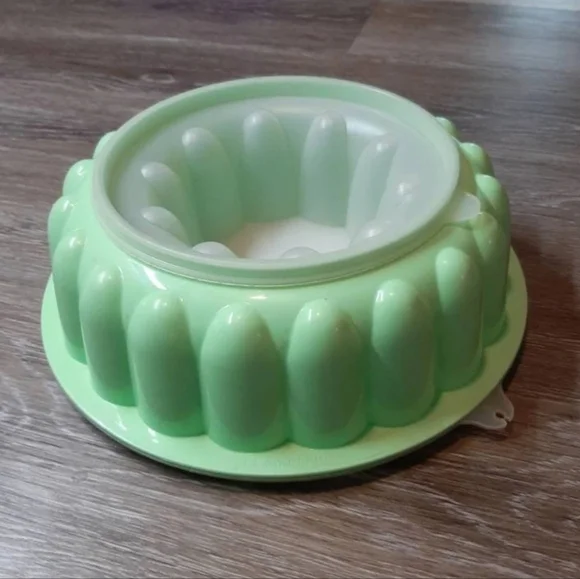 Vintage Tupperware Mint Green Jello Mold Dessert Mold MCM - Picture 1 of 5